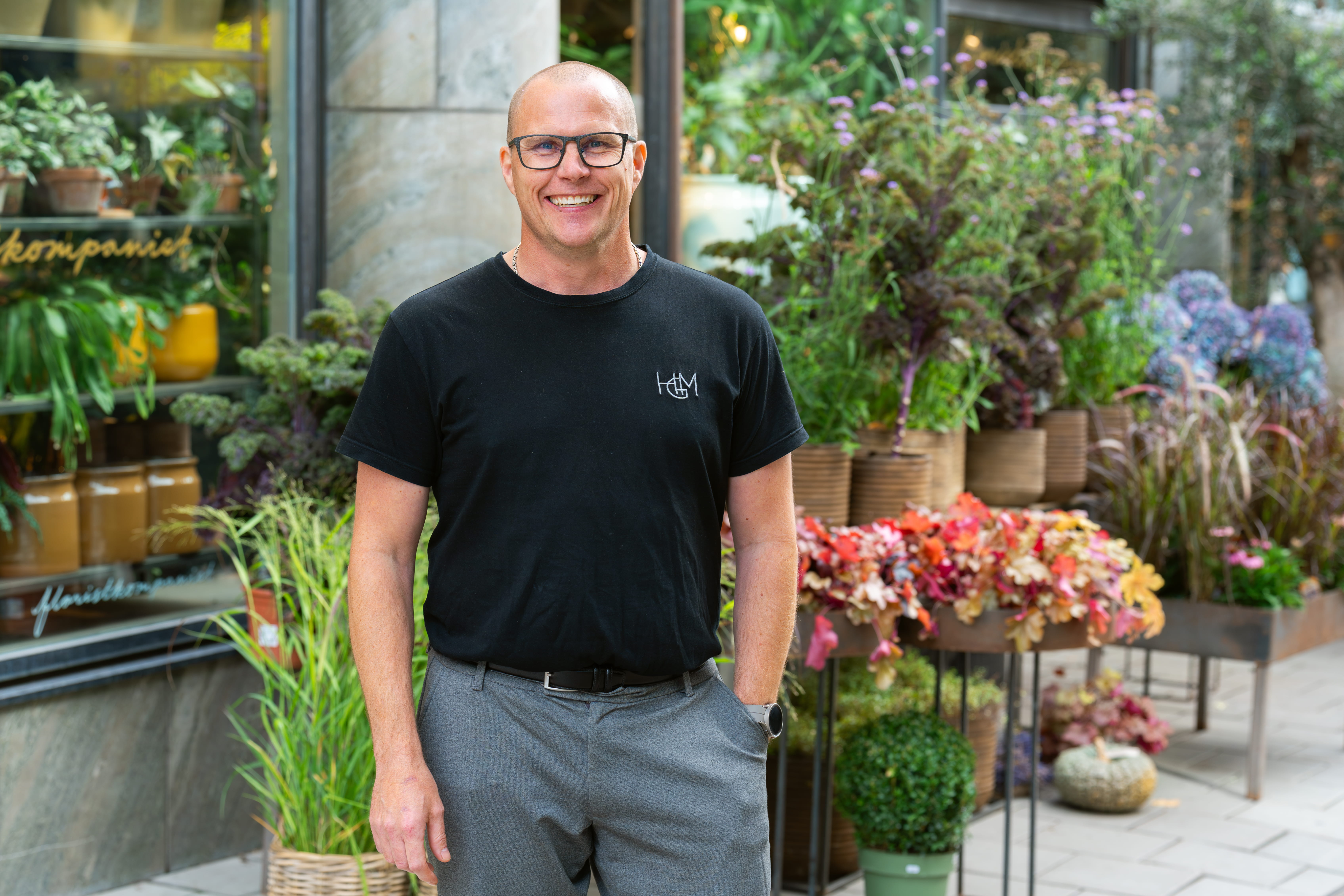 HGM:s ägare ler framför en blomsteraffär